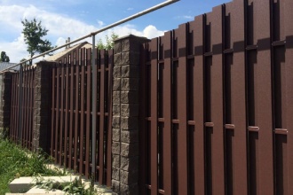 Забор из евроштакетника с кирпичными столбами 25 метров фото в Кулебаках