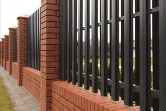 Забор из евроштакетника с кирпичными столбами 20 соток фото с установкой