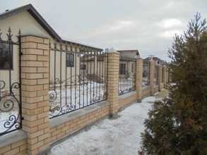 Кирпичный забор с ковкой  10 соток фото стоимость под ключ