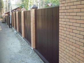 Забор из профнастила с кирпичными столбами 72 метра фото в Кулебаках