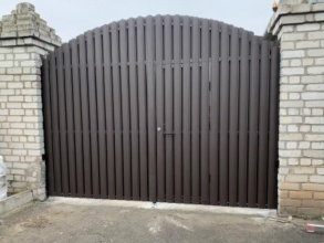 Ворота распашные из евроштакетника - пример 2 фото в Кулебаках