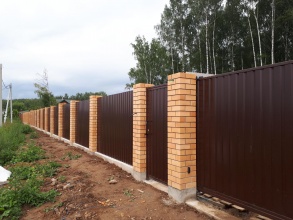 Кирпичный забор на ленточном фундаменте 12 метров фото в Кулебаках