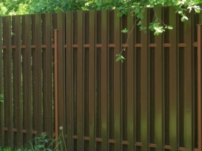 Забор из евроштакетника с бетонированием столбов 12 метров фото в Кулебаках