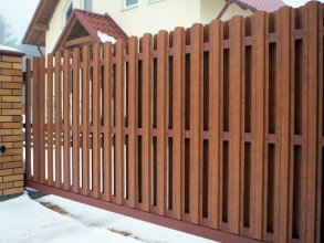 Забор из евроштакетника с кирпичными столбами 200 метров фото в Кулебаках