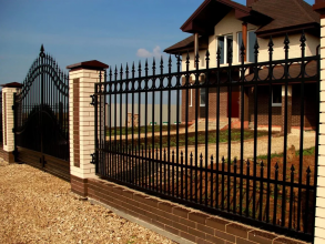 Сварные заборы с кирпичными столбами 12 метров фото в Кулебаках