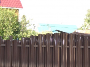 Забор из евроштакетника на ленточном фундаменте 10 метров фото в Кулебаках