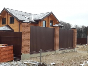 Забор из профнастила с кирпичными столбами 86 метров фото цена за метр