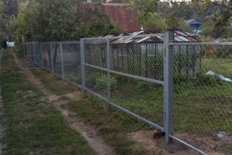 Забор из сетки рабицы в натяг секционный 20 метров фото под ключ