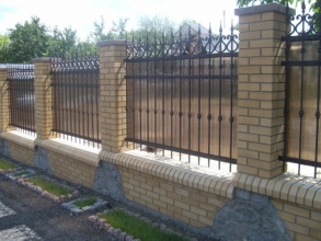 Кирпичный забор с ковкой  80 метров фото в Кулебаках