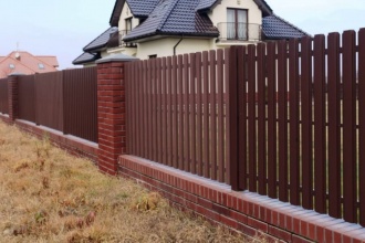 Забор из евроштакетника с кирпичными столбами 8 соток фото в Кулебаках